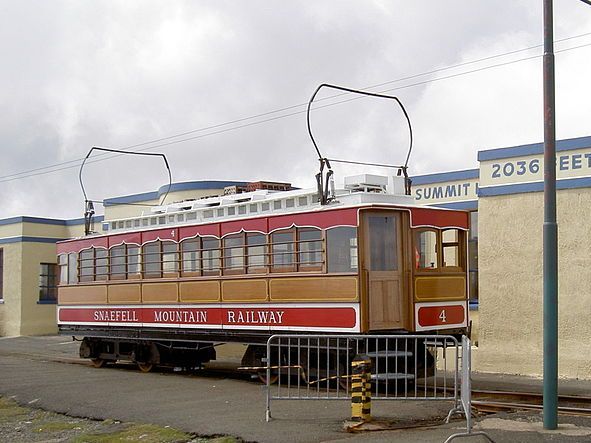 800px-Tram_at_the_summit_station_-_geograph.org.uk_-_1925909