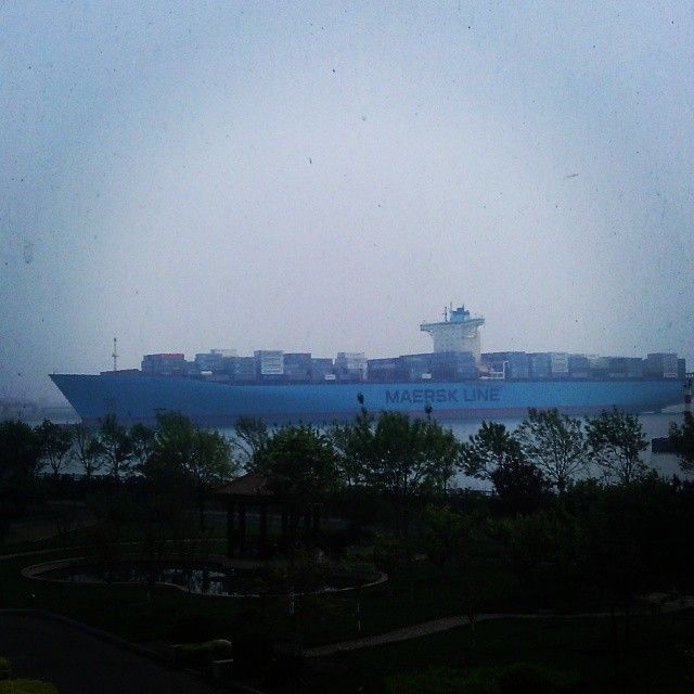 Элеонора Маерск, один из самых больших контейнеровозов в мире
