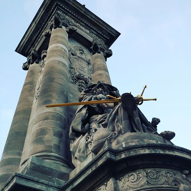 Мало кто знает, что меч в руках скульптуры на мосту Александра III  работы Хаттори Ханзо